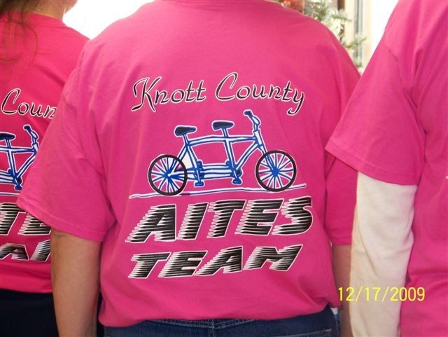 串联自行车的隐喻显示在肯塔基州诺特县社区队列团队T恤的背面。