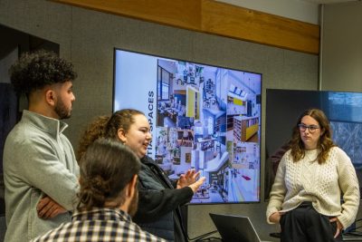 弗吉尼亚理工大学的学生向普拉斯基县官员展示了他们关于都柏林中学的设计想法。Jasmine Rorrer为弗吉尼亚理工大学拍摄。